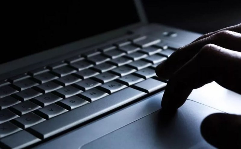 Sondaj: Peste o treime dintre adolescenţi, abordaţi online de către adulţi cu mesaje de natură sexuală