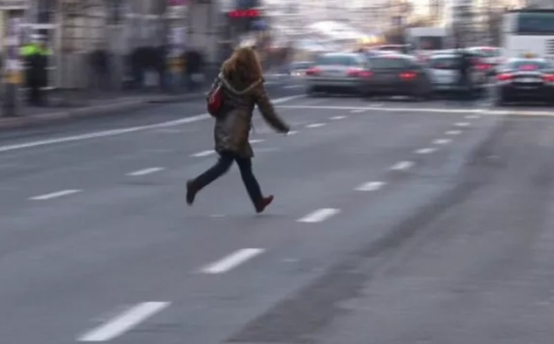 Traversarea străzii neregulamentar a mai făcut o victimă. Pieton de 75 de ani lovit mortal de o mașină