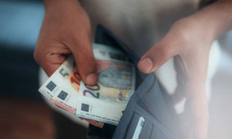 Clujean înșelat cu două bancnote de 500 de euro false. Escrocul, prins băut la volan prin Mărăști, cu alți bani falși în buzunar