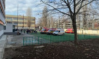 Elevi evacuați dintr-un liceu după ce s-a folosit un spray paralizant. 25 de adolescenți, la spital / Opt autospeciale SMURD, alertate