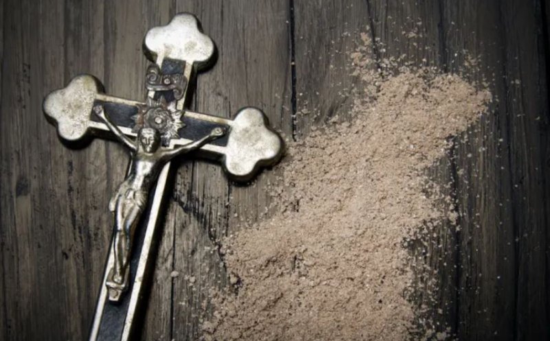 Începe Postul Paștelui pentru romano-catolici. Ritualul care se face în Miercurea Cenușii