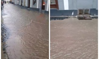 O stradă din centrul Clujului s-a făcut pârâu în urma ploilor. "Așteptăm gondolierii"