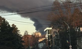 IMAGINI cu fumul dens care a acoperit oraşul Cluj-Napoca în urma incendiului de pe Calea Baciului