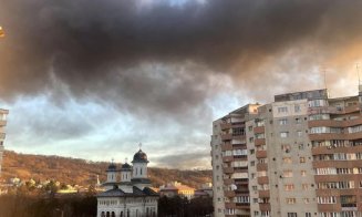 IMAGINI cu fumul dens care a acoperit oraşul Cluj-Napoca în urma incendiului de pe Calea Baciului