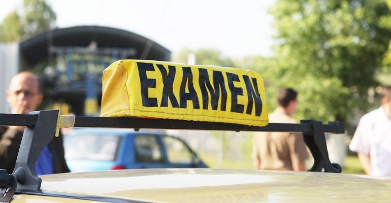 Ne mai mirăm de ce sunt atâtea accidente? Nouă persoane, inclusiv polițiști, trimiși în judecată pentru fraudarea examenelor auto