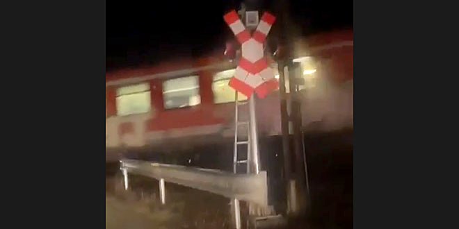 Pericol mortal pe calea ferată! Trenurile trec printre mașini la o barieră semnalizată pe dos în judeţul Cluj