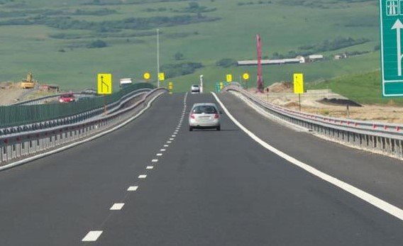 Au început defrișările pe cel mai dificil lot de autostradă din România. Peste 25.000 de copaci vor fi tăiați