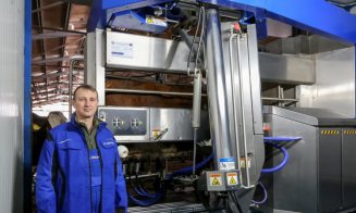 Un tânăr din Cluj a salvat ferma de vaci a familiei sale de la faliment după ce a cumpărat un robot de muls