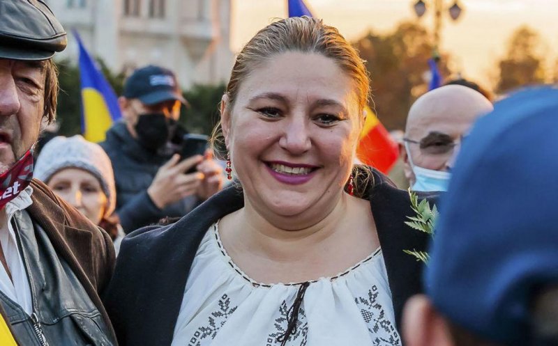 Şoşoacă şi-a suspendat soţul din funcţia de prim-vicepreşedinte al SOS