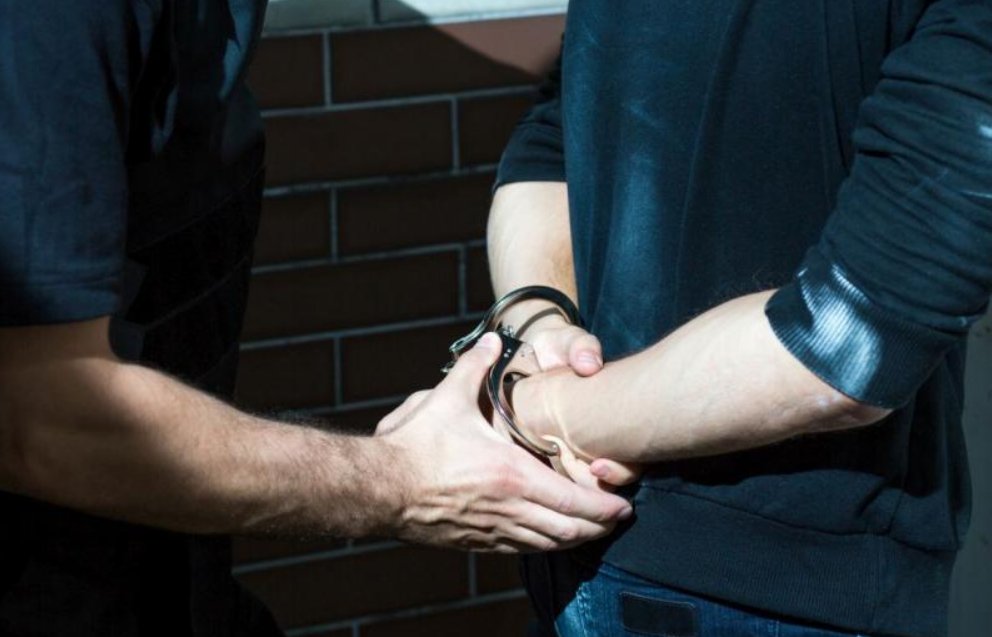 Tânăr reținut de polițiști după ce a furat un telefon dintr-un magazin, în Cluj-Napoca. Hoțul nu a acționat singur