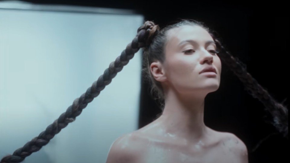 Cine este Erika Isac, artista care cântă „Macarena”, piesă cu care a devenit virală