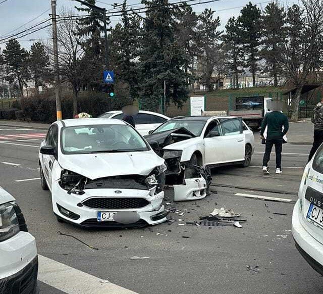 Accident în apropiere de Parcul Feroviarilor! Un taxi și o altă mașină, făcute PRAF