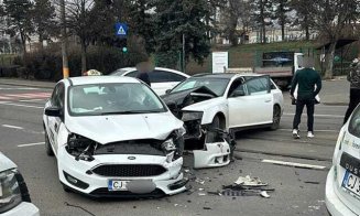 Accident în apropiere de Parcul Feroviarilor! Un taxi și o altă mașină, făcute PRAF