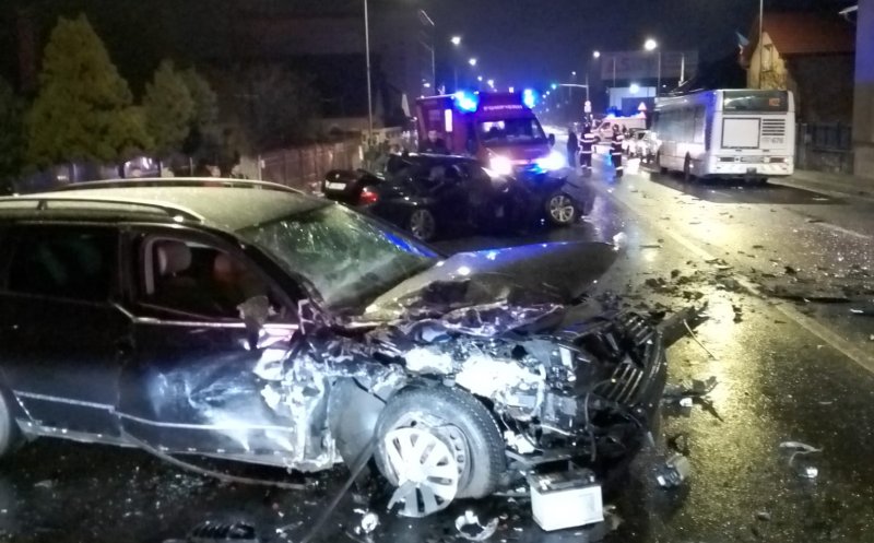 Accident în Florești: 2 mașini și 1 autobuz / 3 adulți și 1 copil primesc îngrijiri medicale