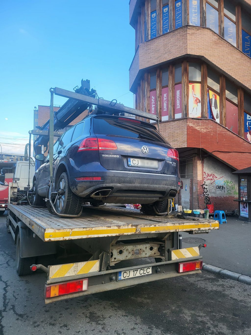 "Românul învață numai dacă îi umbli la buzunar"