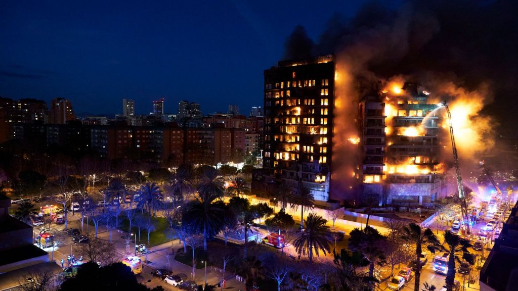INCENDIU uriaș în Valencia: 4 oameni au murit, 19 sunt dispăruți, 14 răniți