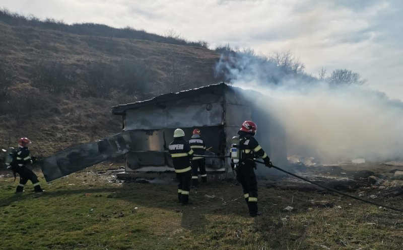 ARDE o casă dintr-o localitate clujeană. Două autospeciale ISU au intervenit