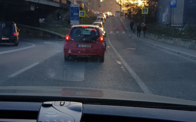 Supărare în Cluj-Napoca pe benzile dedicate de bus care adesea sunt goale / "Păi nu e logic? Dacă aveai 2 benzi tot în coloană stăteai"