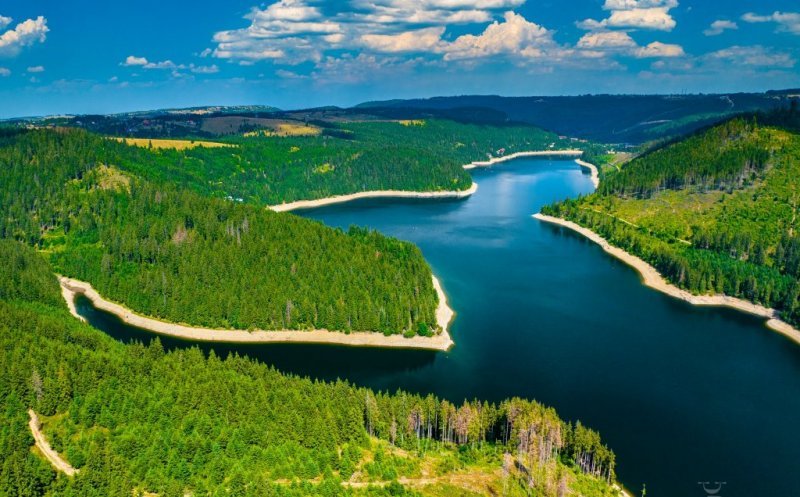 Lacul Beliș-Fântânele din județul Cluj, plin de istorie și legende. Se spune că ar fi blestemat