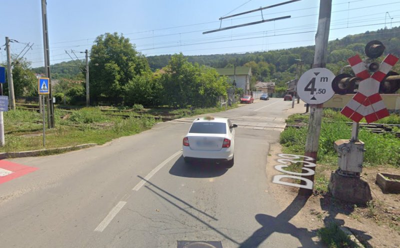 Incredibil cum a scăpat de sancțiuni un șofer prins de polițiști că a trecut calea ferată pe roșu, la Gherla