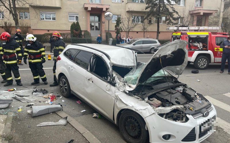 Mașină intrată în stâlp la Cluj-Napoca. Un bărbat a fost transportat la spital