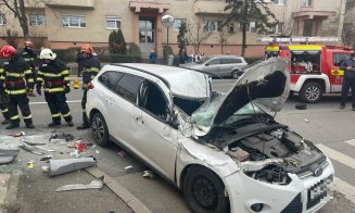 Mașină intrată în stâlp la Cluj-Napoca. Un bărbat a fost transportat la spital