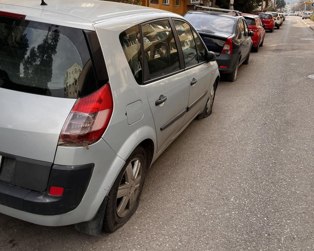 Mașini vandalizate pe o stradă din Cluj-Napoca. Bărbatul bănuit de distrugere, internat la Psihiatrie