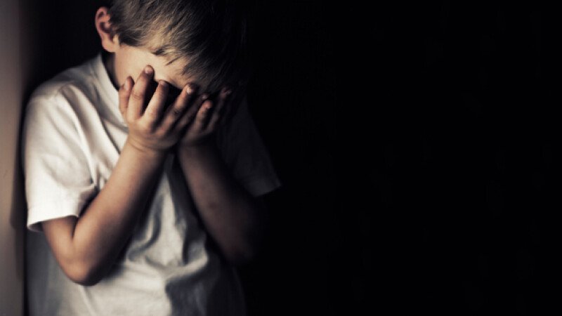 Revoltă la școala unde un elev ar fi fost VIOLAT de două ori. Părinții spun că se tem să își mai lase copiii la ore