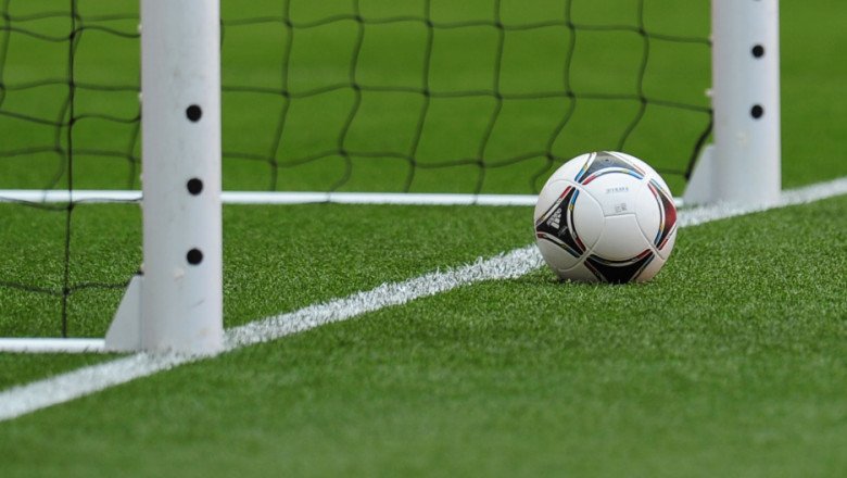 Un student a murit în timp ce juca fotbal pe un teren de sport