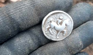 Peste 150 de monede din argint, vechi de circa 2.000 de ani, descoperite de vânătorii de comori