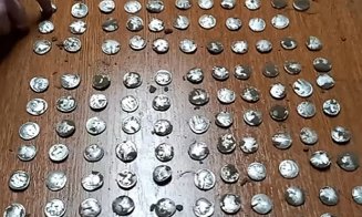 Peste 150 de monede din argint, vechi de circa 2.000 de ani, descoperite de vânătorii de comori