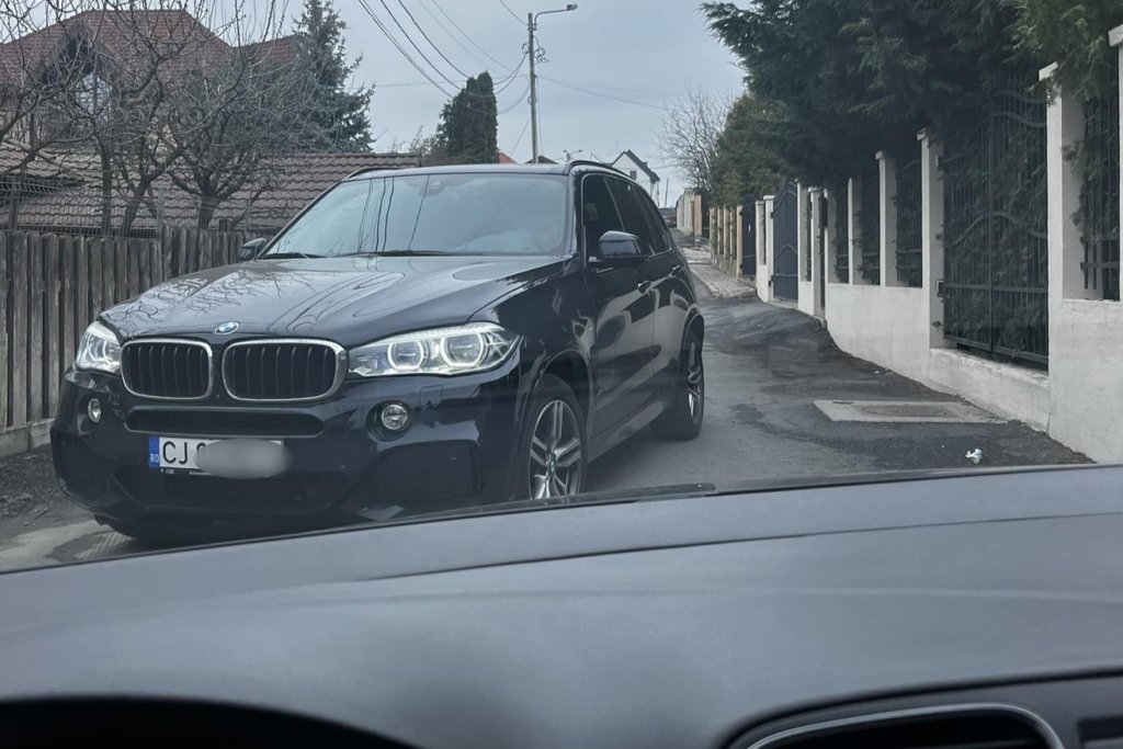 Șofer amenințat pe o stradă din Cluj: "Acest domn care a blocat strada vine și îmi spune că îmi rupe picioarele. Să mă duc la Poliție?"