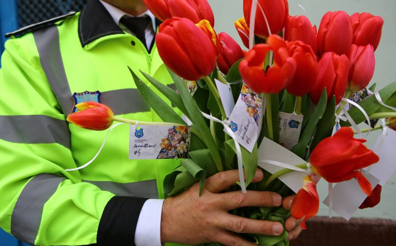 Polițiștii locali le-au dăruit flori clujencelor de Ziua Femeii