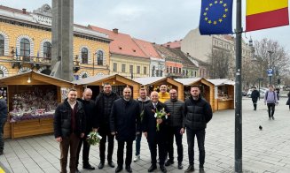 Liberalii clujeni, în frunte cu primarul Boc, au oferit flori femeilor de 8 Martie
