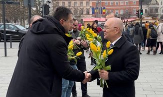 Liberalii clujeni, în frunte cu primarul Boc, au oferit flori femeilor de 8 Martie