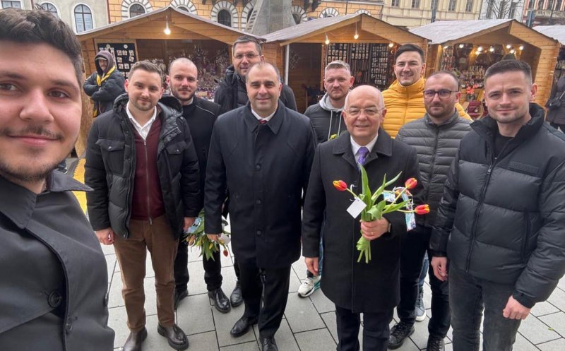 Liberalii clujeni, în frunte cu primarul Boc, au oferit flori femeilor de 8 Martie