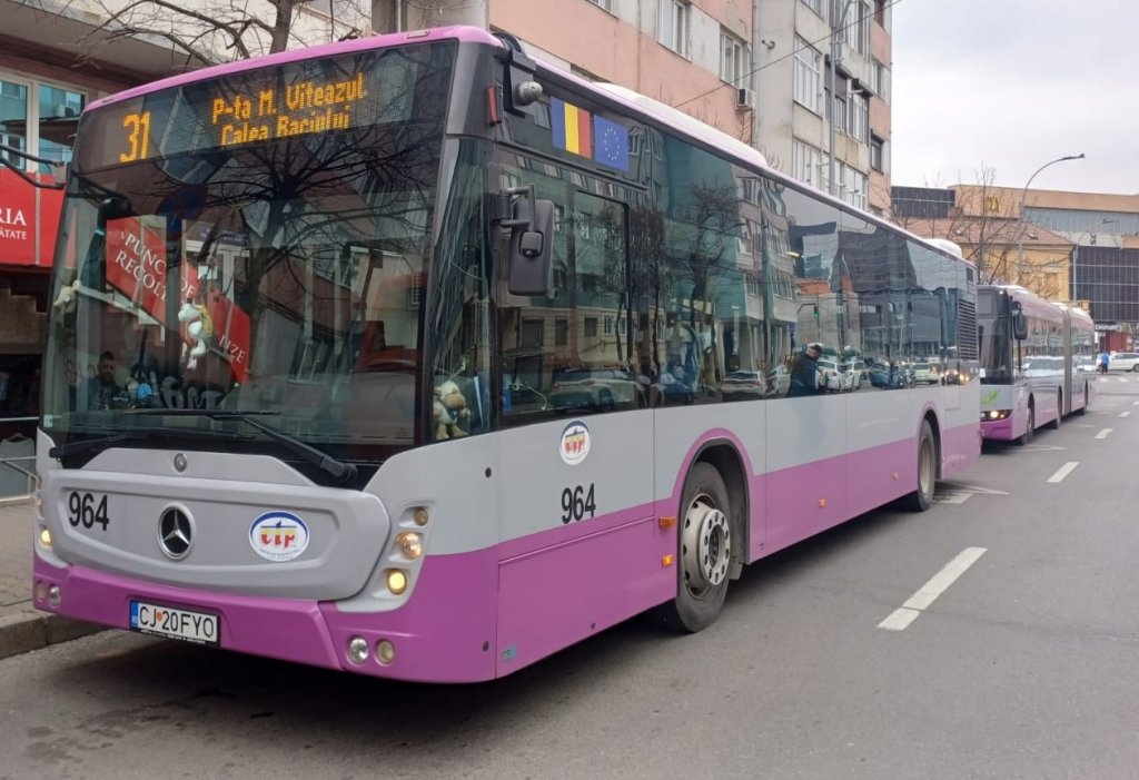 Mai multe autobuze pe o linie foarte circulată din Cluj-Napoca