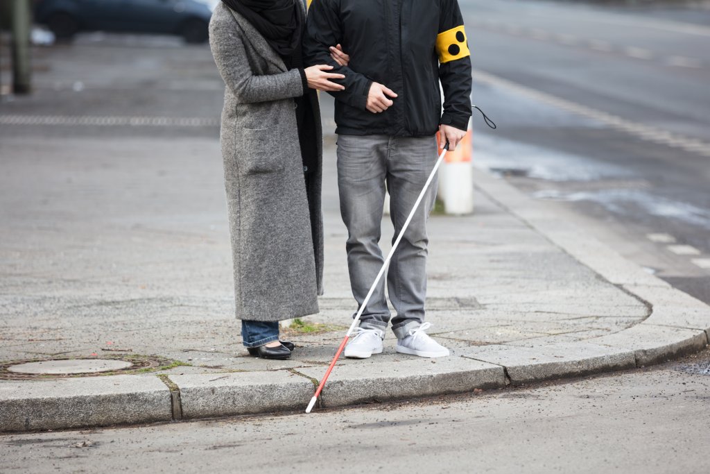 Aplicație de telefon pentru nevăzătorii care au nevoie de voluntari. Va fi disponibilă și la Cluj