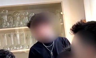 Elevul care și-a bătut diriginta cu pumnii și picioarele în față și abdomen până a băgat-o în spital este liber să revină la școală