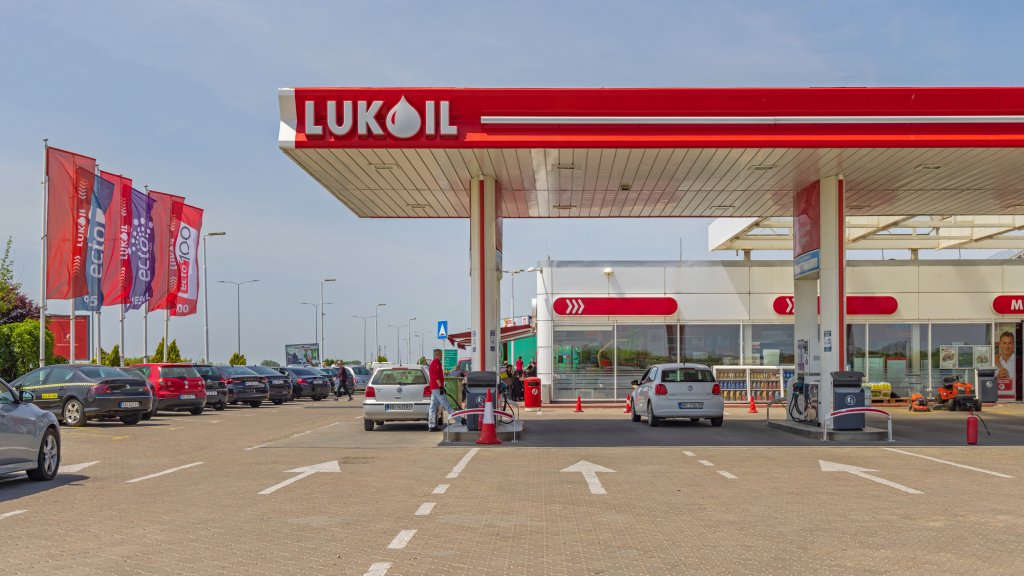 Patru benzinării Lukoil au fost închise temporar de ANPC. Ce amenzi s-au dat și care au fost problemele