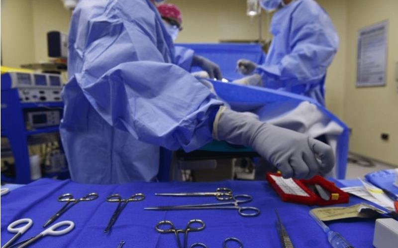Un chirurg și-a înţepat intenționat un coleg în timpul unei operații, cu un instrument folosit pe o pacientă cu hepatită C/ Legătura medicului agresor cu Iohannis