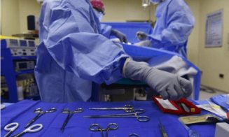 Un chirurg și-a înţepat intenționat un coleg în timpul unei operații, cu un instrument folosit pe o pacientă cu hepatită C/ Legătura medicului agresor cu Iohannis