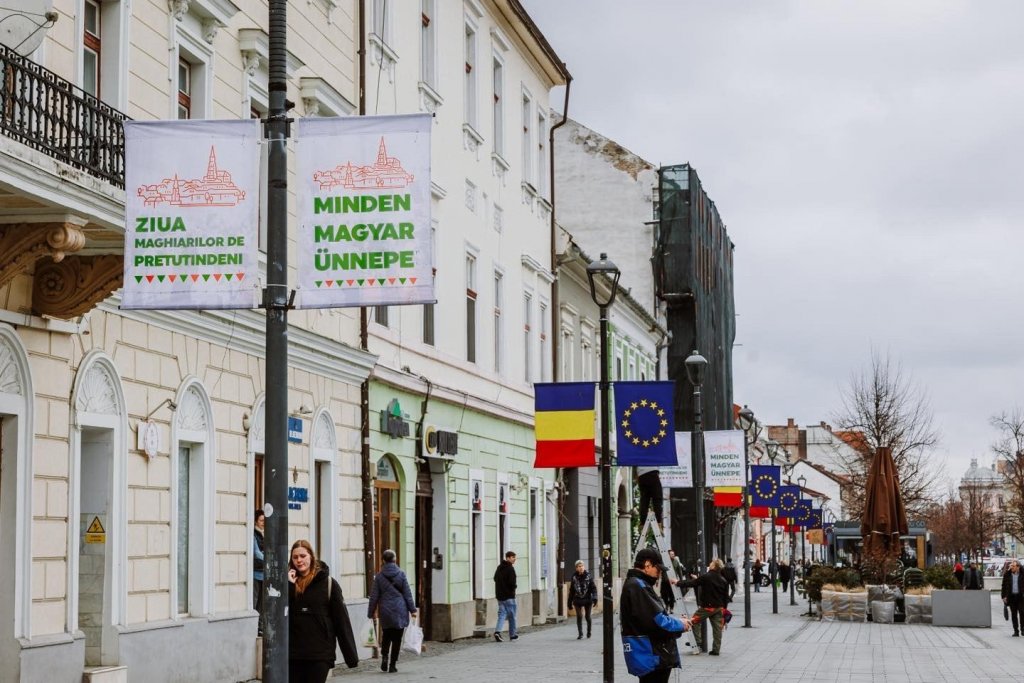Premieră la Cluj-Napoca: Ziua Maghiarilor de Pretutindeni, marcată cu bannere pe Eroilor și iluminat în steagul Ungariei pe clădiri