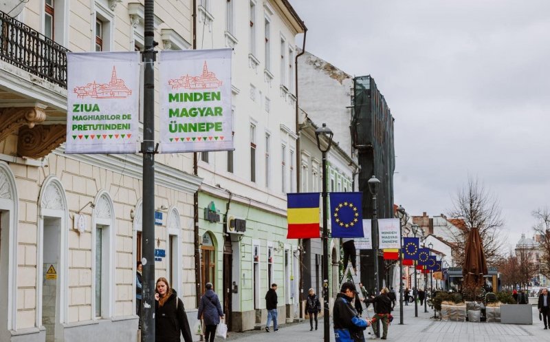 Premieră la Cluj-Napoca: Ziua Maghiarilor de Pretutindeni, marcată cu bannere pe Eroilor și iluminat în steagul Ungariei pe clădiri