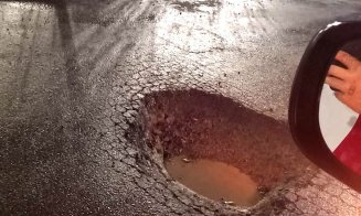 Crater uriaș în asfalt la Cluj: "Mâine merg să plantez un pom acolo!" / "Ieri am luat-o din plin. Am simțit cum divorțează telescoapele de mașină..."