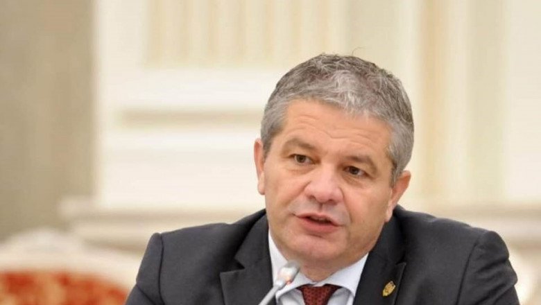 Un fost ministru al Sănătăţii a acordat primul ajutor unui coleg deputat. Incidentul, într-un avion deasupra Clujului