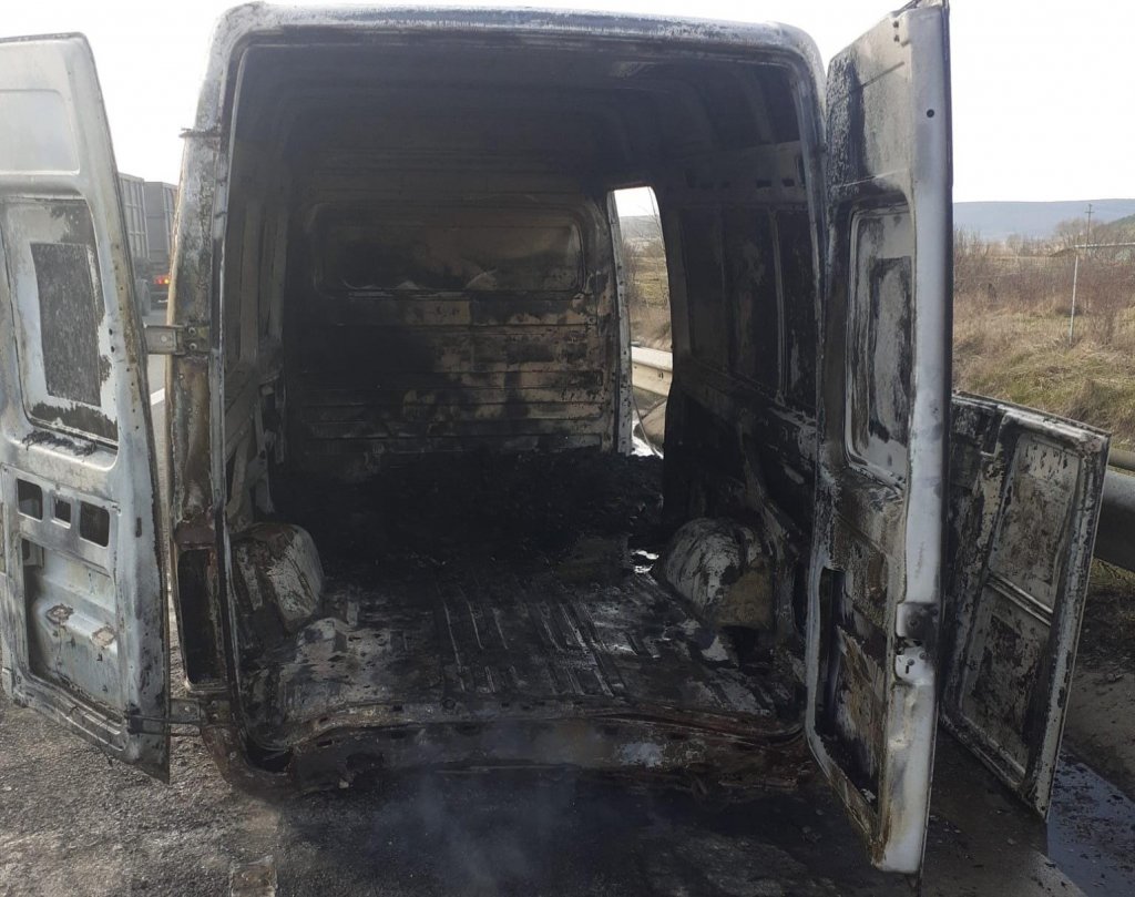 ARDE o mașină pe Autostrada Transilvania, în Cluj! Pompierii intervin