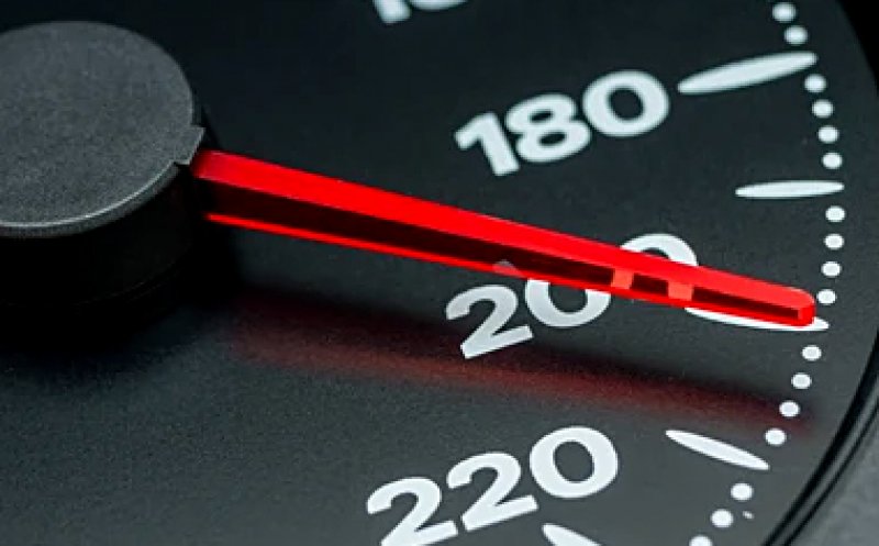 Mai bine pieton, decât moartea pe roți / Șofer de 22 de ani, cu 201 km la oră la Jucu, pe un drum cu limită de 70
