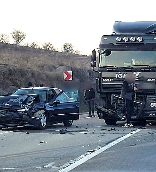 ACCIDENT în zona localității Dezmir. Impact între un autocamion şi un autoturism / Trafic îngreunat