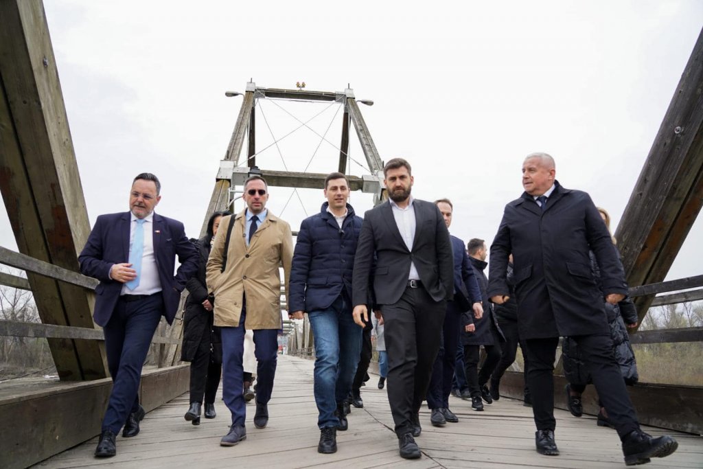 Daniel Buda, în vizită la podul peste Tisa din Sighetu Marmației. Estimări privind termenul final